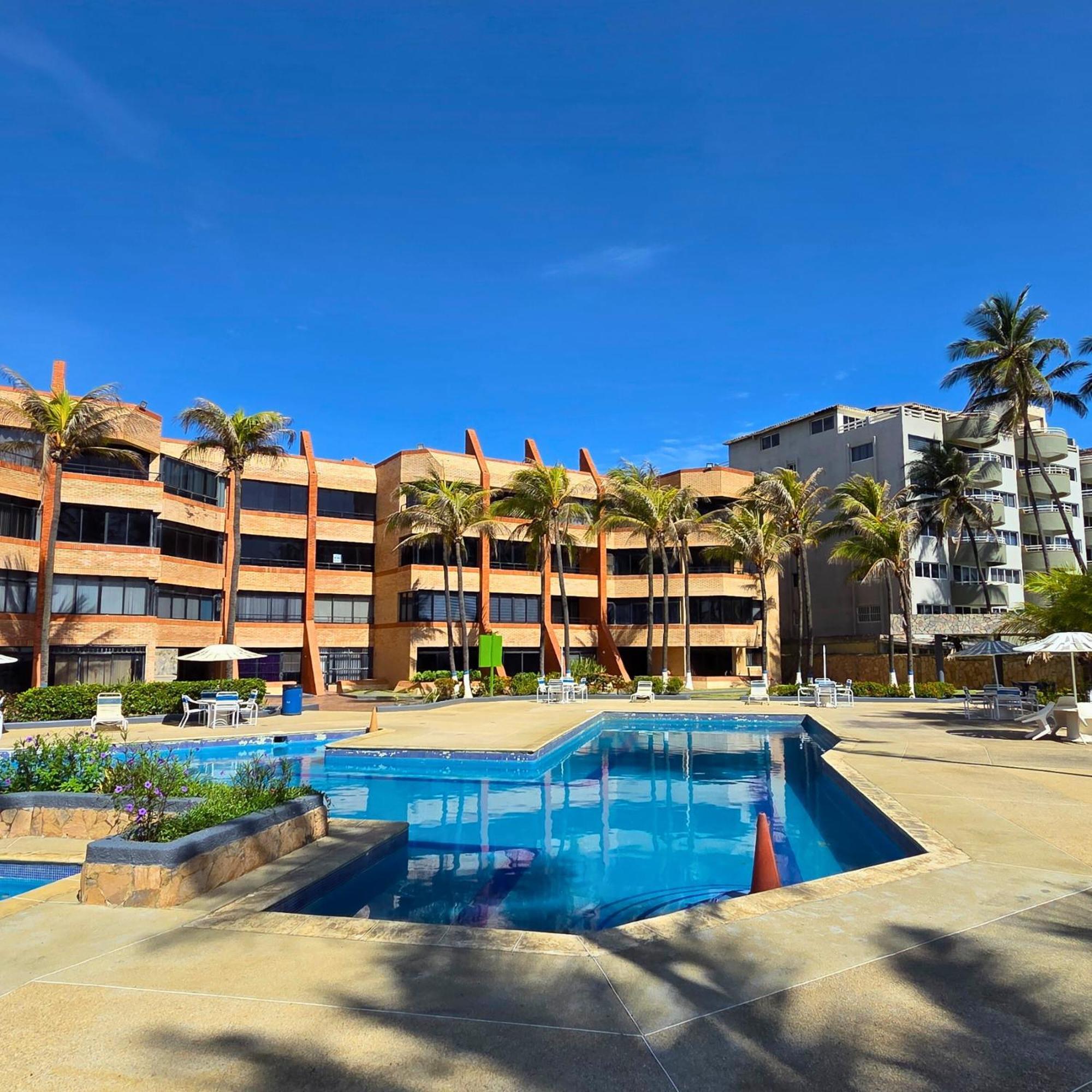 Tucacas, Frente Al Mar, Balcon, Piscina Y Playa Privada Apartment Luaran gambar